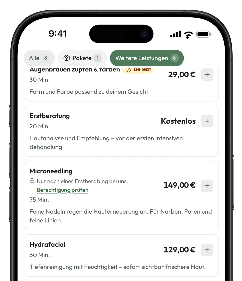 Die Buchungsseite des Beispielsalons auf dem iPhone: Erstberatung kostenlos, darunter Microneedling mit Schloss und dem Hinweis „Nur nach einer Erstberatung bei uns.“ und dem Link „Berechtigung prüfen“, 149,00 €; danach Hydrafacial, Aknebehandlung und weitere Leistungen ohne Einschränkung