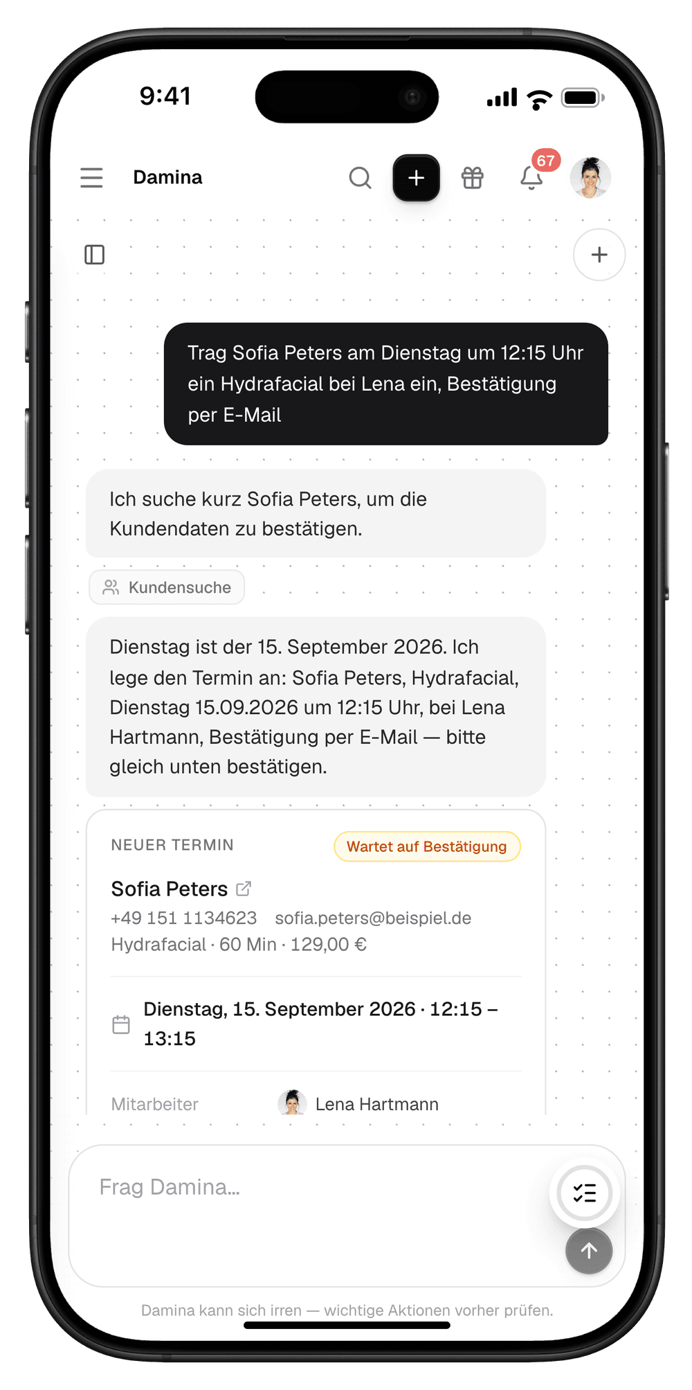 Damina auf dem iPhone: die Bitte, Sofia Peters am Dienstag um 12:15 Uhr ein Hydrafacial bei Lena einzutragen, darunter Daminas Antwort und die Terminkarte, die auf Bestätigung wartet