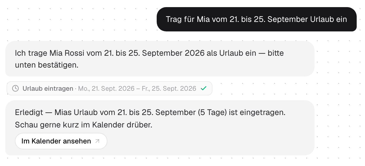 Damina-Gespräch im Beispielsalon: „Trag für Mia vom 21. bis 25. September Urlaub ein“ – Damina legt „Urlaub eintragen, Mo., 21. Sept. 2026 – Fr., 25. Sept. 2026“ zur Bestätigung vor und meldet danach „Erledigt – Mias Urlaub vom 21. bis 25. September (5 Tage) ist eingetragen“ mit dem Knopf „Im Kalender ansehen“
