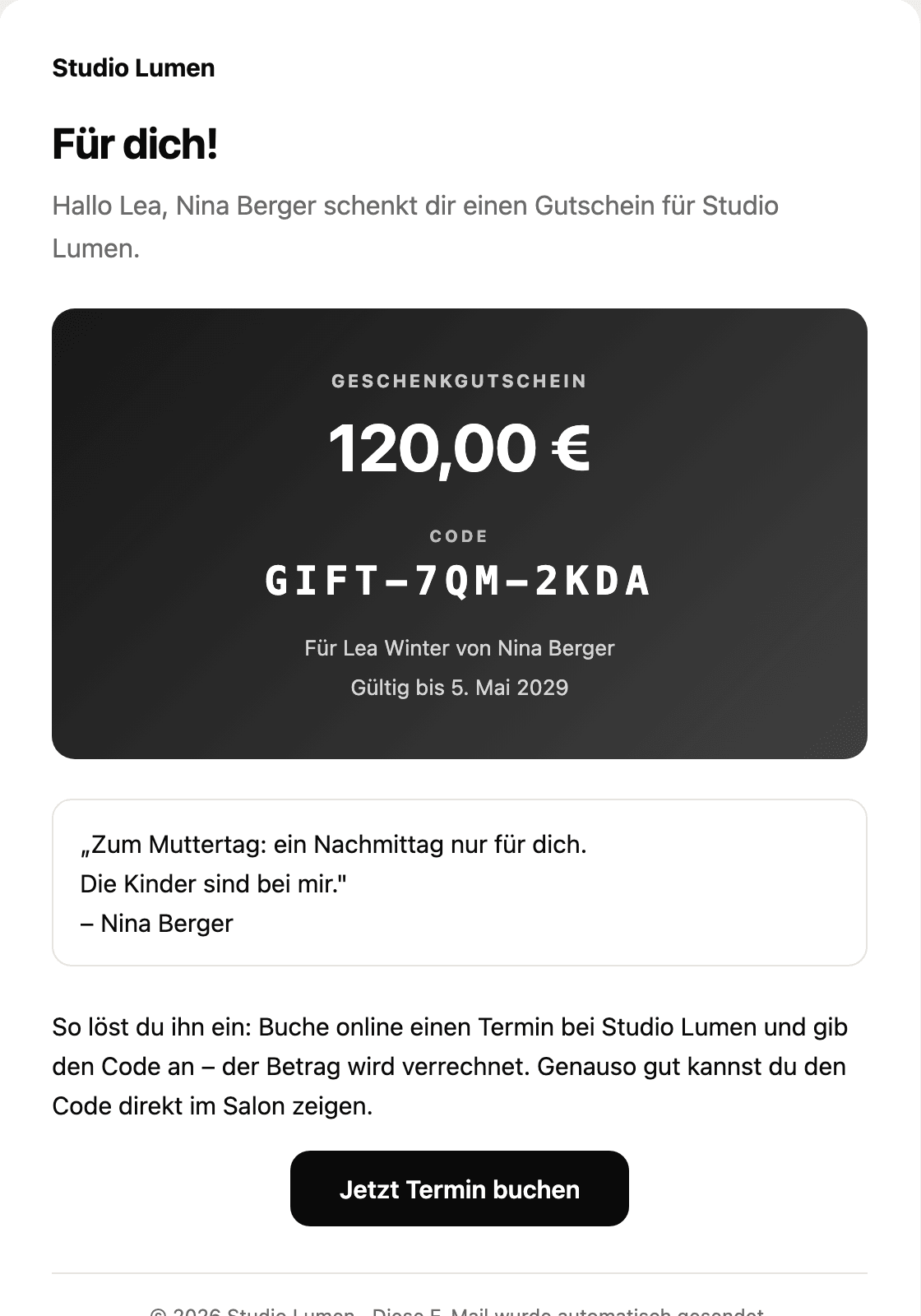 Die Gutschein-E-Mail an die Beschenkte: „Für dich! Hallo Lea, Nina Berger schenkt dir einen Gutschein für Studio Lumen.“ Darunter die Karte: Geschenkgutschein 120,00 €, Code GIFT-7QM-2KDA, gültig bis 5. Mai 2029, die Nachricht „Zum Muttertag: ein Nachmittag nur für dich. Die Kinder sind bei mir.“ und der Knopf „Jetzt Termin buchen“.