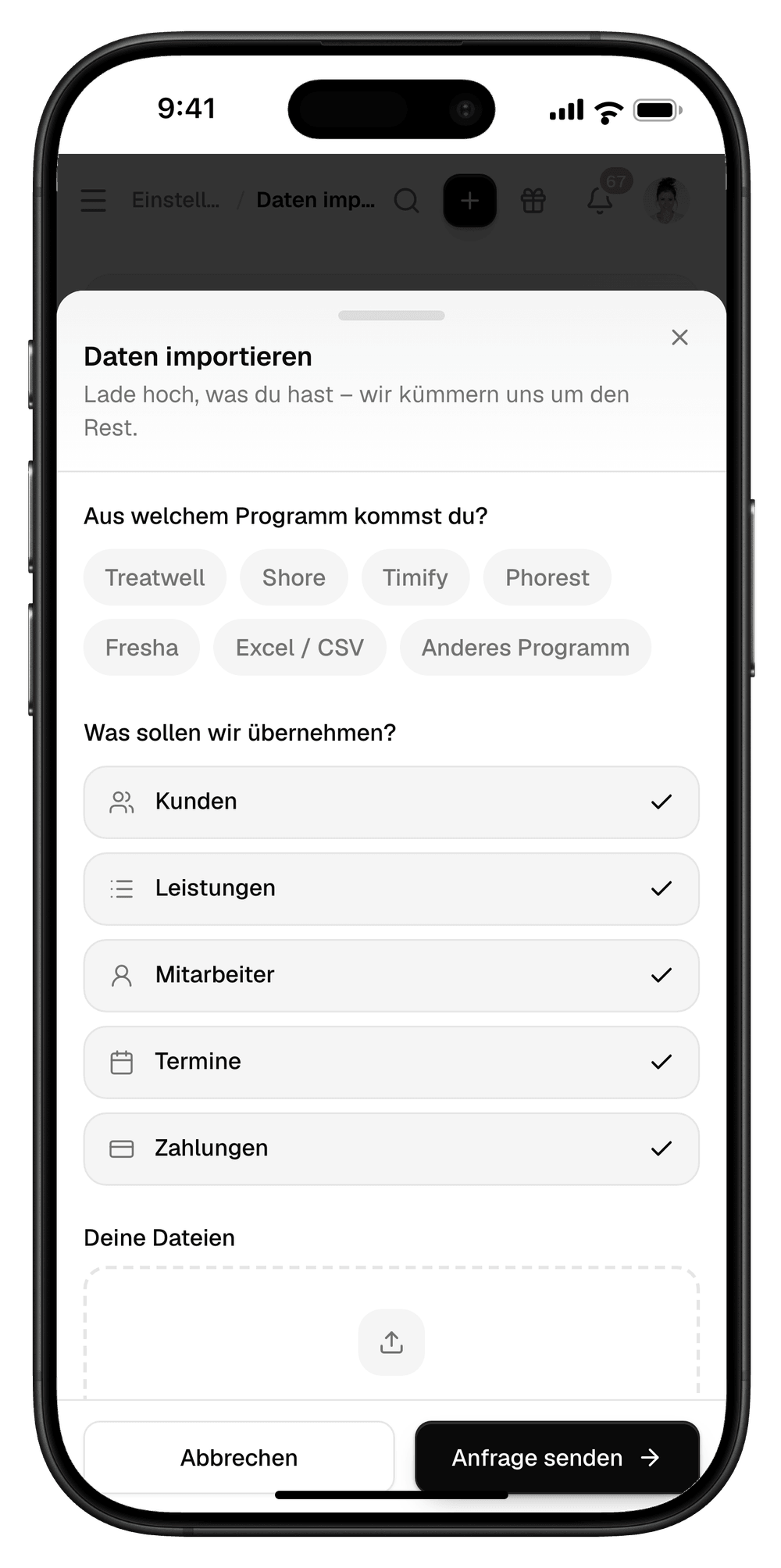 Das Fenster „Daten importieren“ auf dem iPhone: Programm wählen (Treatwell, Shore, Timify, Phorest, Fresha, Excel), was übernommen wird (Kunden, Leistungen, Mitarbeiter, Termine, Zahlungen), Dateien hochladen