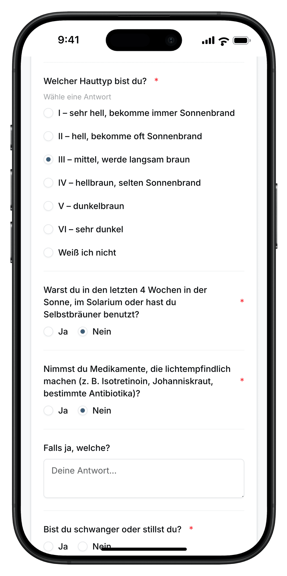 Der Fragebogen „Laser/IPL – Anamnese und Einwilligung“ auf dem iPhone: „Welcher Hauttyp bist du?“ mit der Antwort III – mittel, werde langsam braun, „Warst du in den letzten 4 Wochen in der Sonne, im Solarium oder hast du Selbstbräuner benutzt?“ mit Nein, „Nimmst du Medikamente, die lichtempfindlich machen?“ mit Nein