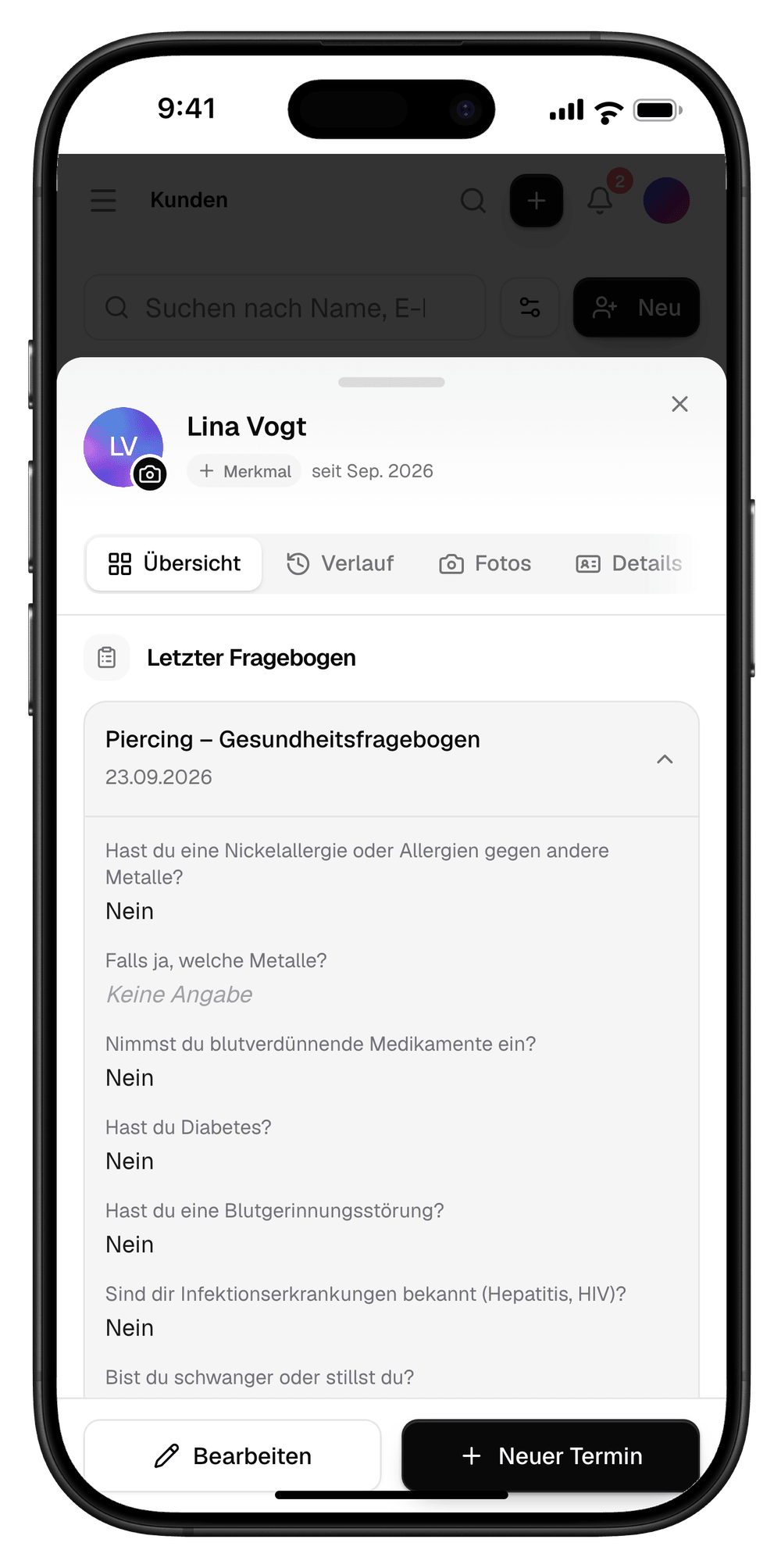 Die Kundenkarte von Lina Vogt im Dashboard am iPhone: „Letzter Fragebogen“, Piercing – Gesundheitsfragebogen vom 23.09.2026, darunter die ersten Antworten – Nickelallergie oder Allergien gegen andere Metalle: Nein, welche Metalle: keine Angabe
