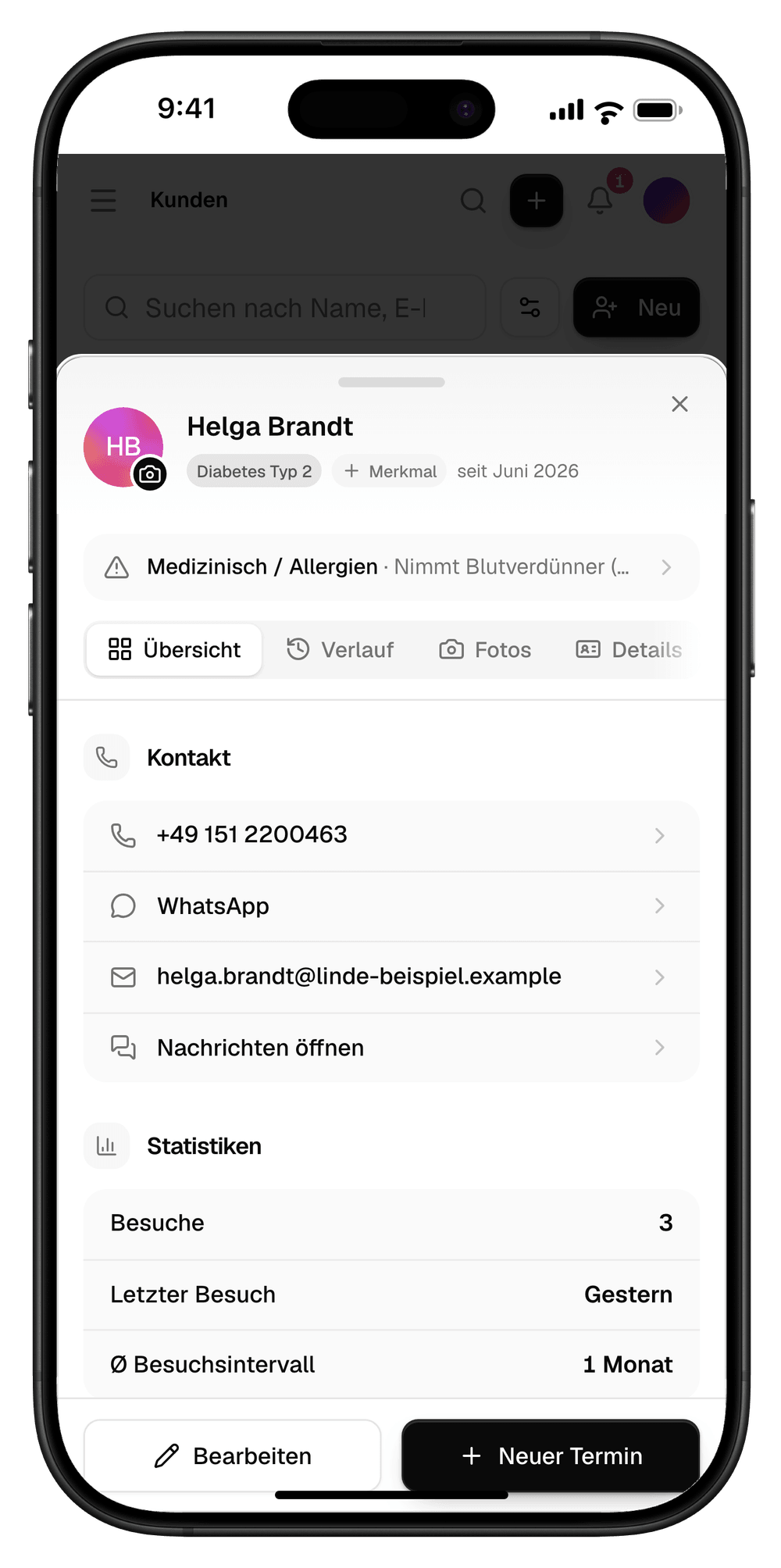Die Kundenkarte von Helga Brandt im Dashboard am iPhone: oben neben dem Namen das Merkmal „Diabetes Typ 2“ und „seit Juni 2026“, darunter der Hinweis „Medizinisch / Allergien · Nimmt Blutverdünner“, die Reiter Übersicht, Verlauf, Fotos und Details, die Kontaktdaten und die Statistik mit drei Besuchen, der letzte gestern
