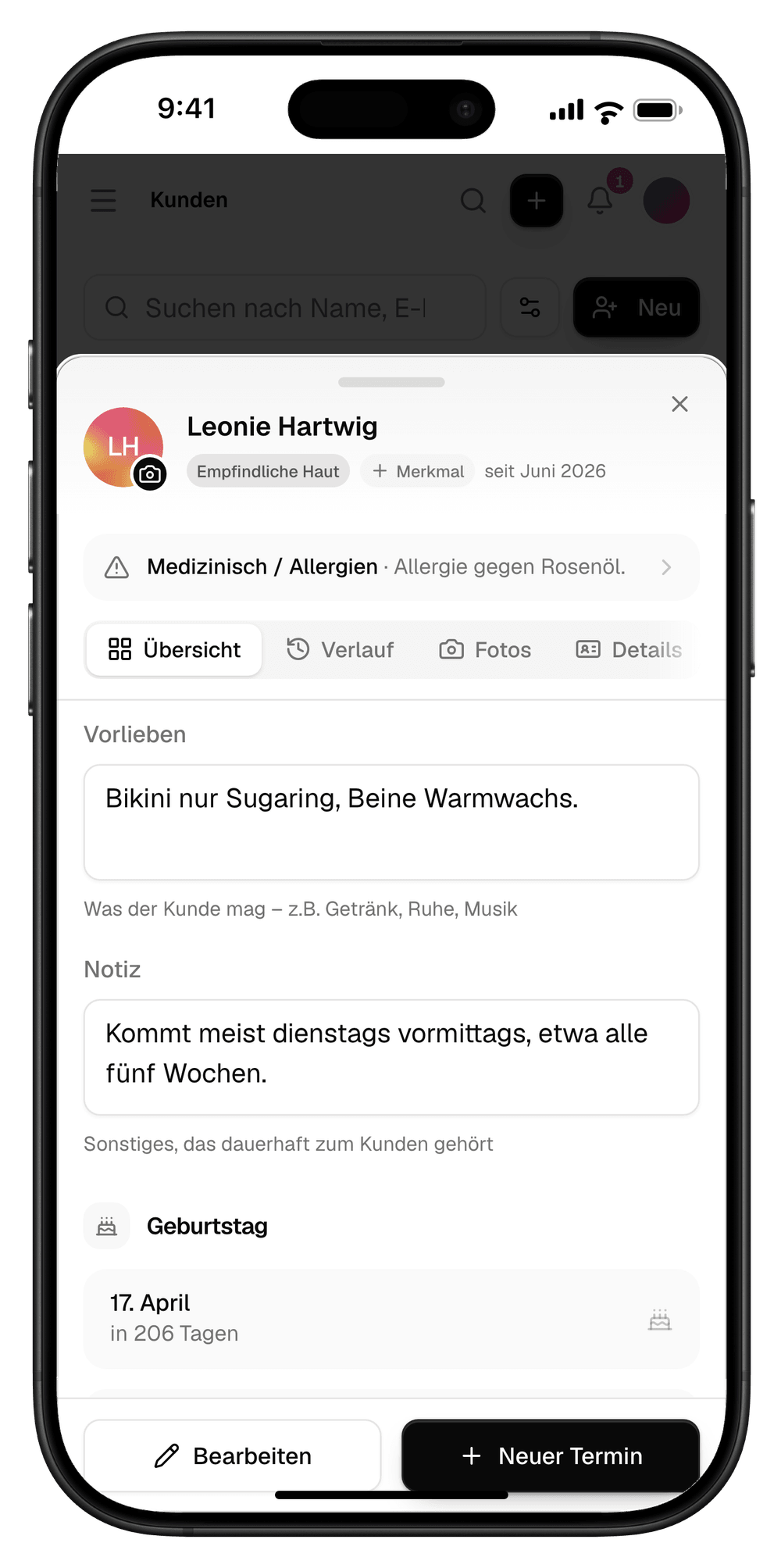 Die Kundenkarte von Leonie Hartwig im Dashboard am iPhone: Merkmal „Empfindliche Haut“, darunter der Hinweis „Medizinisch / Allergien · Allergie gegen Rosenöl.“, in den Notizen unter Vorlieben „Bikini nur Sugaring, Beine Warmwachs.“ und als Notiz „Kommt meist dienstags vormittags, etwa alle fünf Wochen.“